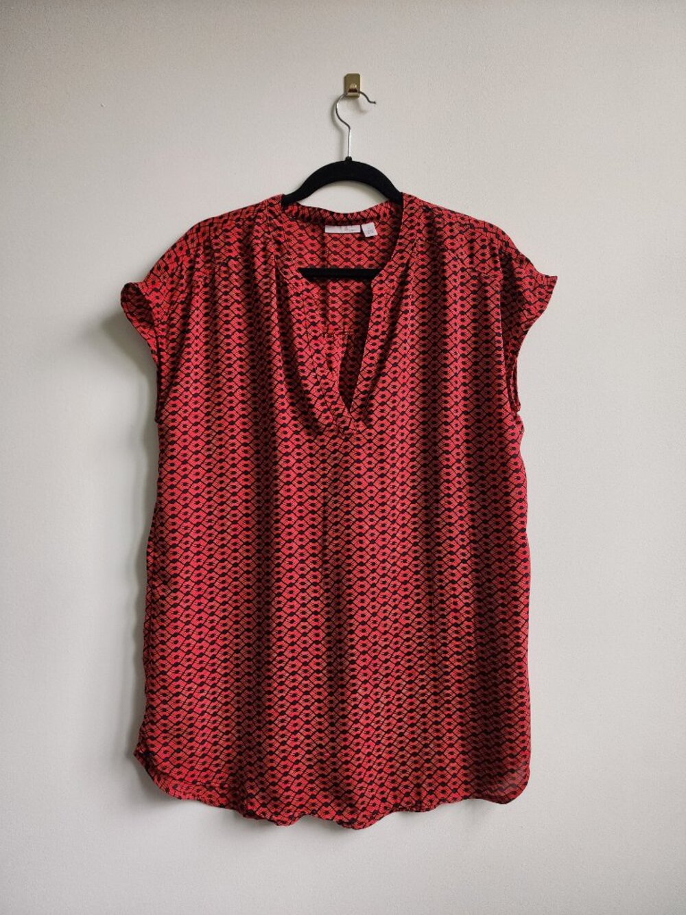 Size M Halogen Red & Black Print V-Neck, Short-Sleeved Tunic Top w/ Naru Collar
